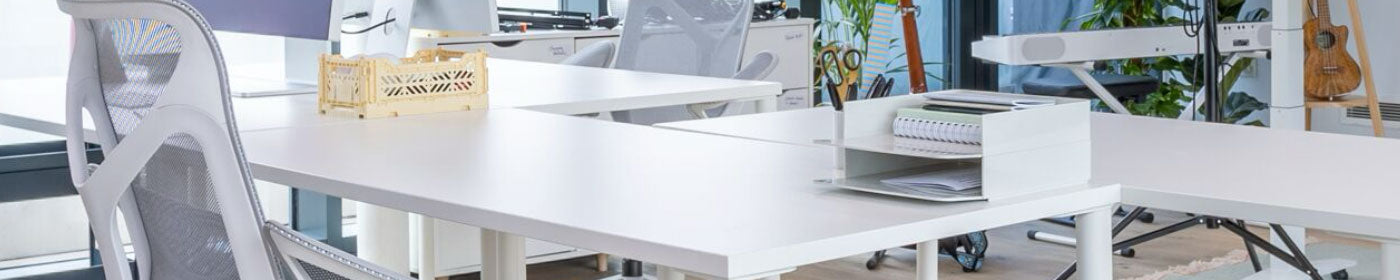 Formwork paper tray in black with office stationery in it on a desk